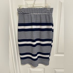 Daisy Fuentes Midi skirt with Stretchable fabric in blue and white stripes.